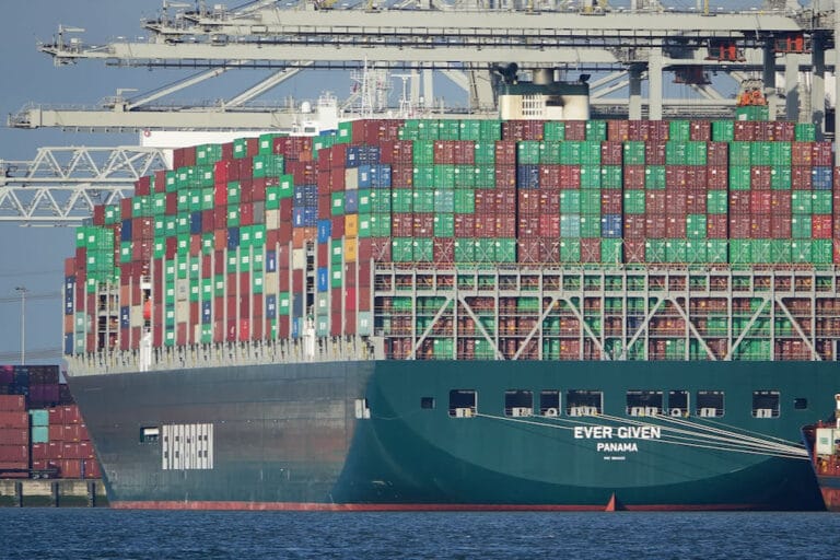 Containerskibet Ever Given højt lastet i havnen i Rotterdam. Billede: Kees Torn - CC